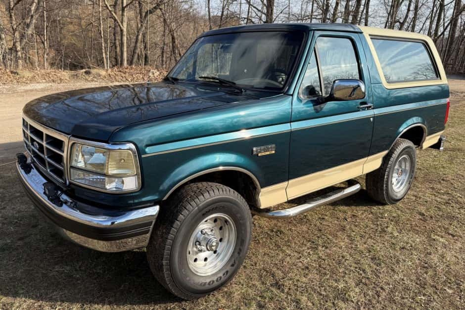 1994 Ford Bronco 4th-5th Generations 1987-1996 sold for $16,000