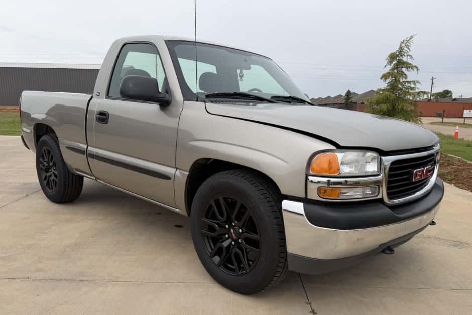 2000 GMC Sierra (GMT800 1999-2007) sold for $12,179