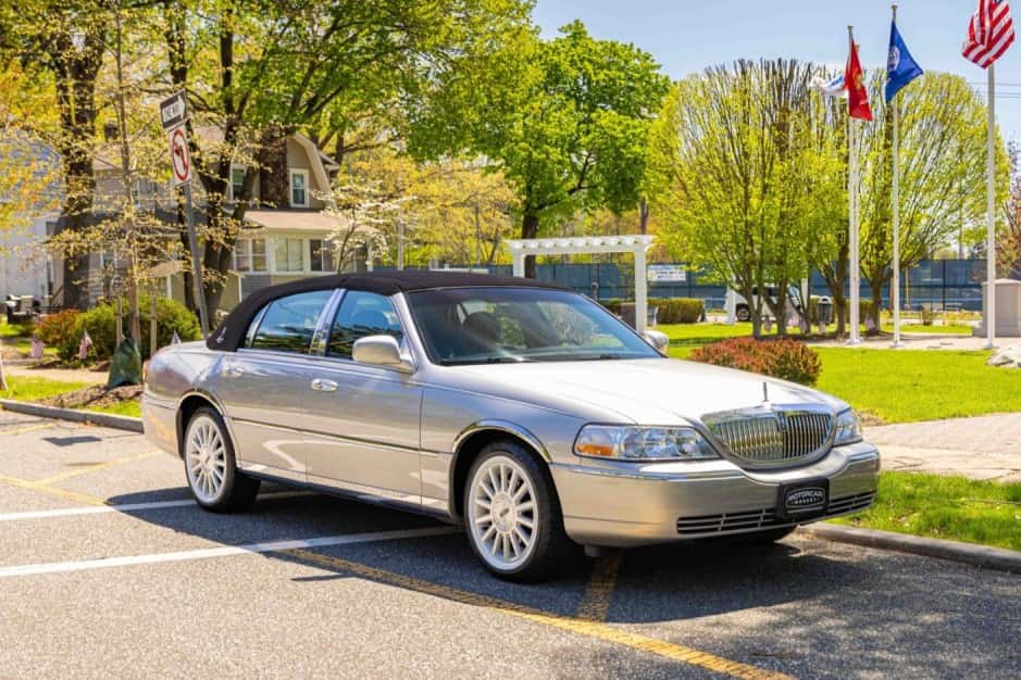2004 Lincoln Town Car sold for $15,250