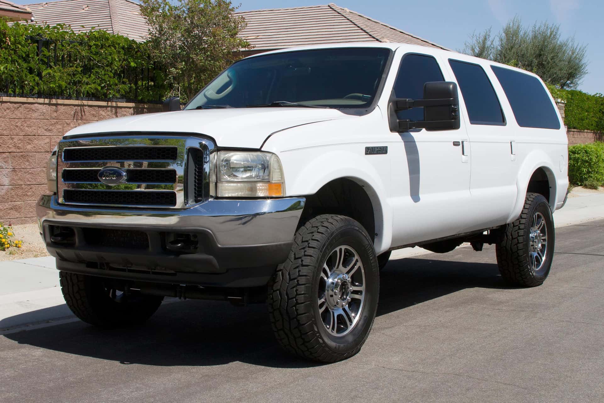 2004 Ford Excursion sold for $25,000