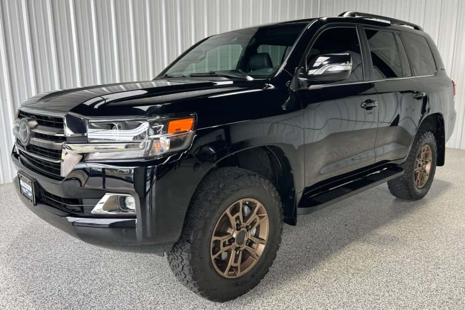 2021 Toyota Land Cruiser 200-Series sold for $131,000