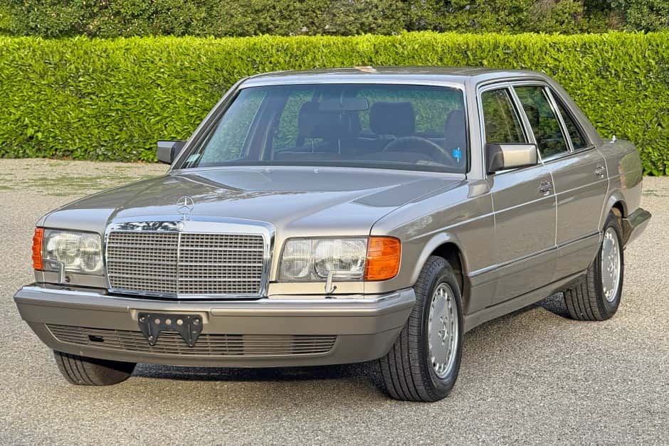 1986 Mercedes-Benz W126 S-Class sold for $32,333