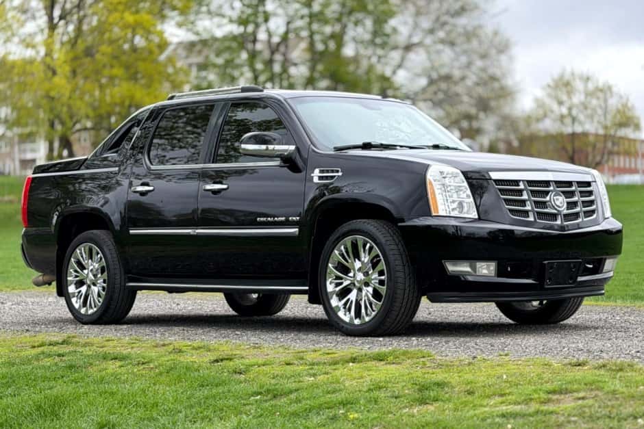 2011 Cadillac Escalade & EXT GMT900 (2007-2014) sold for $22,500