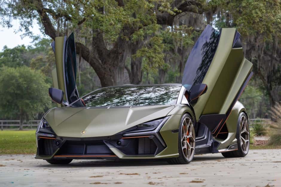 2025 Lamborghini Revuelto sold for $729,000