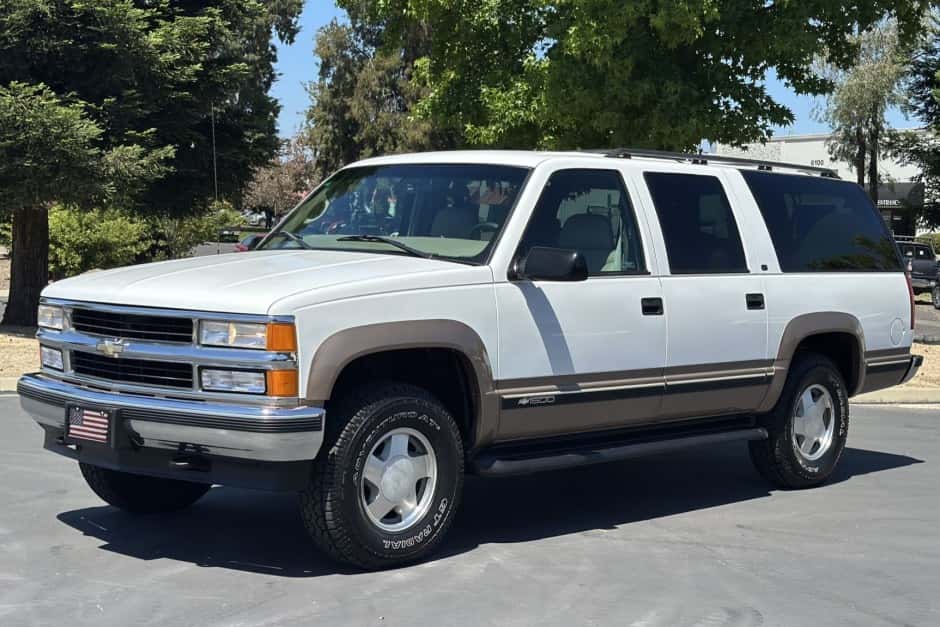1998 Chevrolet Suburban (GMT400 1992-1999) sold for $16,000