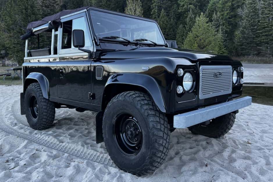 2000 Land Rover 90 / Defender 90 (Euro Spec) sold for $47,000