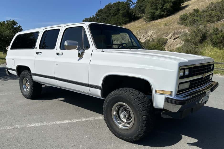 1989 Chevrolet Suburban (1973-1991) sold for $11,000