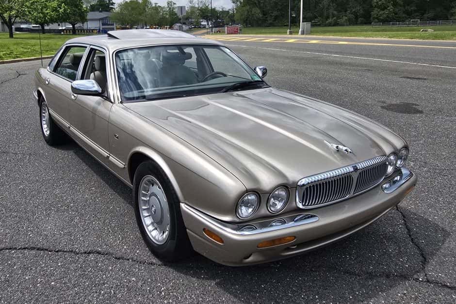 2000 Jaguar X308 XJ (1998-2003) sold for $11,000
