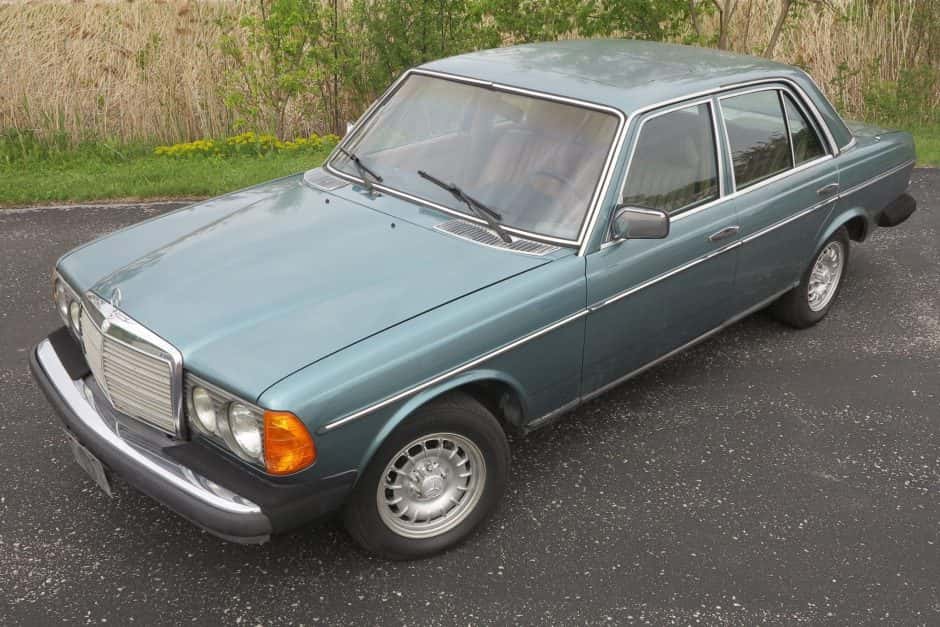 1982 Mercedes-Benz W123 sold for $3,280