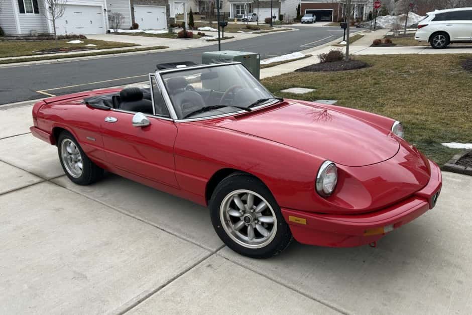 1986 Alfa Romeo 105/115 Spider Series 3 sold for $8,100