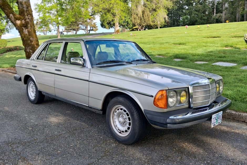 1985 Mercedes-Benz W123 sold for $17,250
