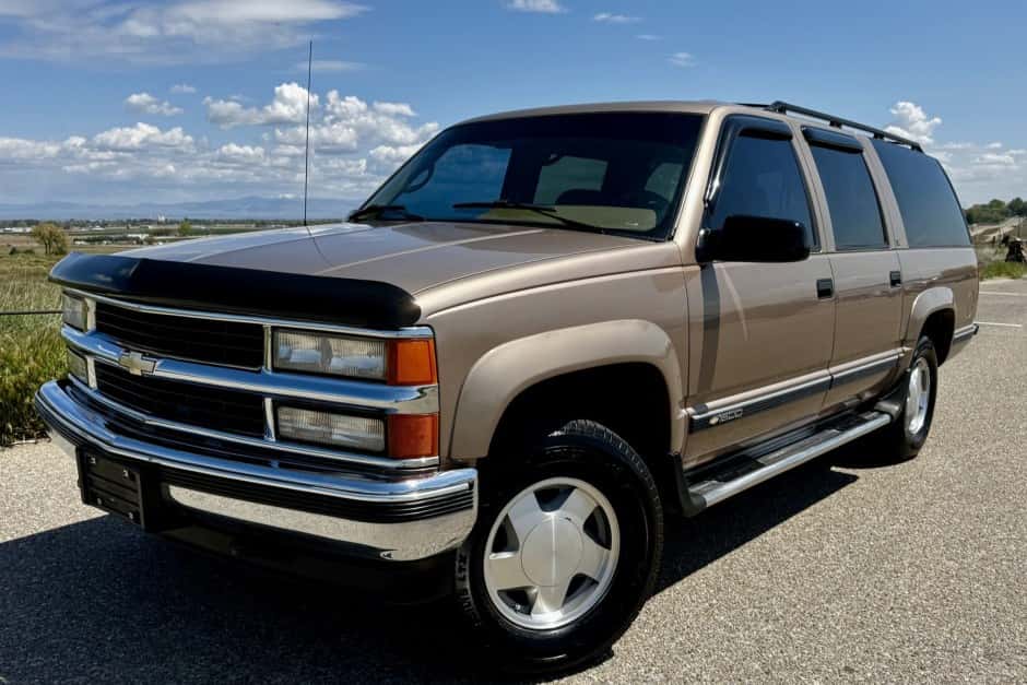 1995 Chevrolet Suburban (GMT400 1992-1999) sold for $10,000