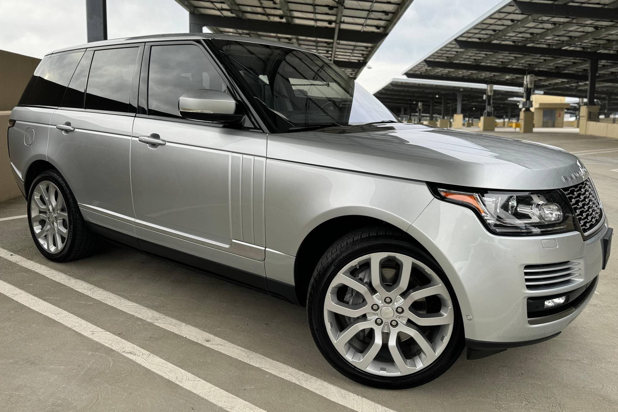 2014 Land Rover Range Rover sold for $17,777