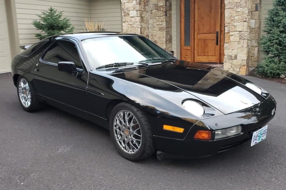 1990 Porsche 928 sold for $17,300