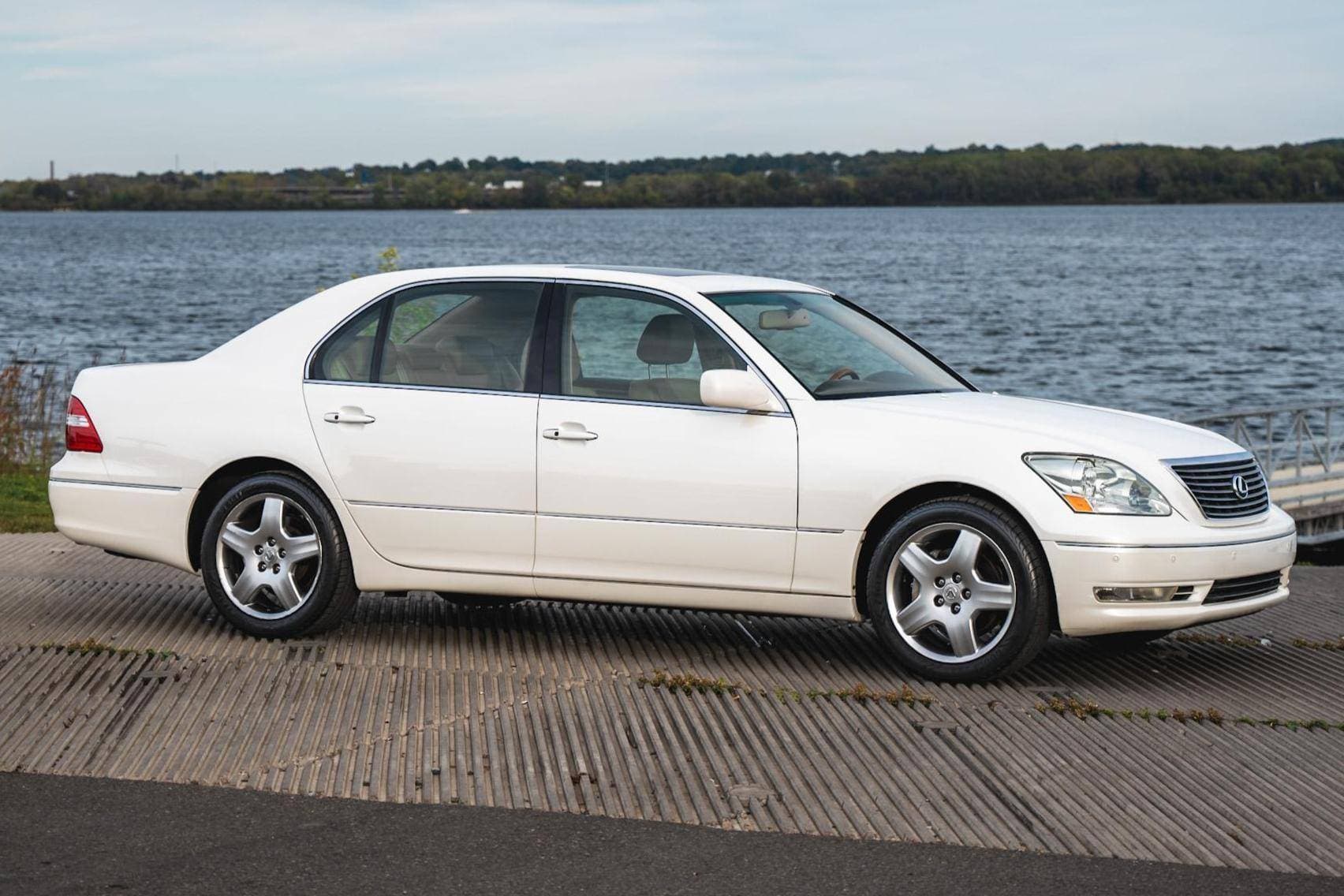 2005 Lexus LS sold for $14,877