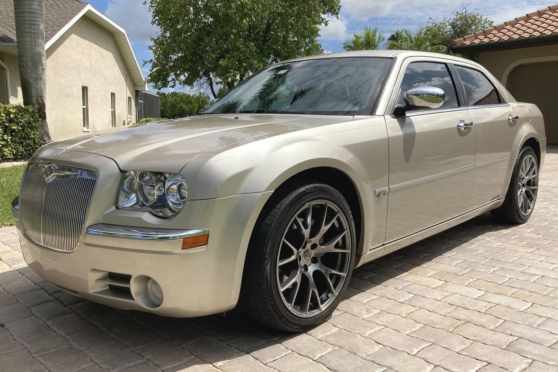 Free Chrysler 300 Value Estimator - Real Auction Data | Old Cars Data