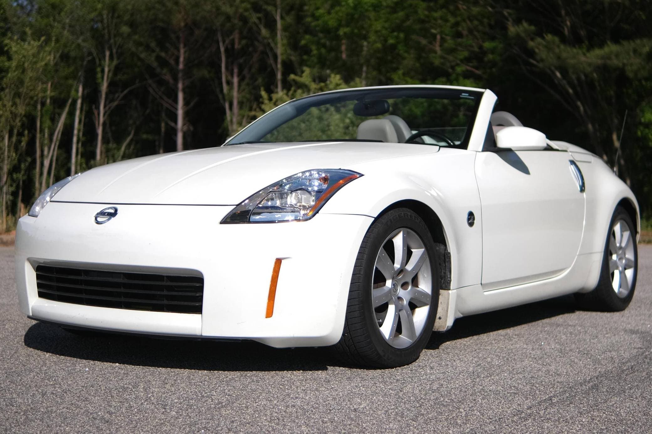 2005 Nissan 350Z sold for $8,880