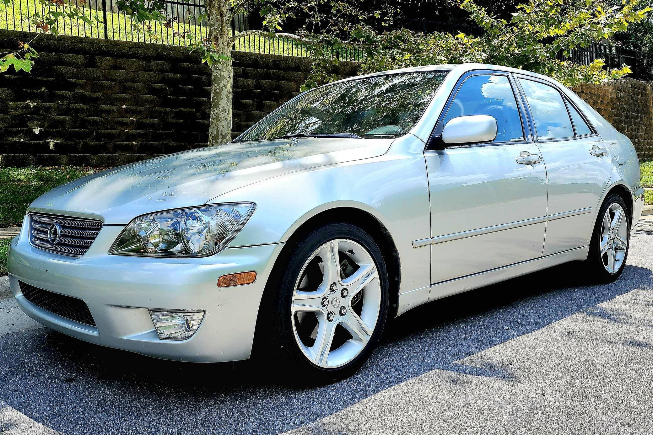 2001 Lexus IS sold for $10,250
