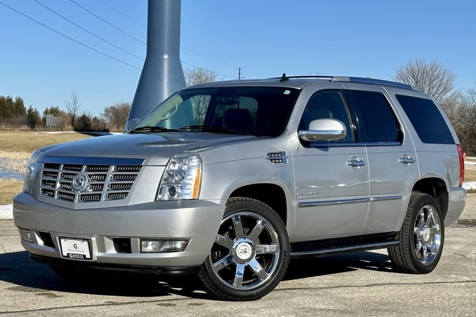 2012 Cadillac Escalade & EXT GMT900 (2007-2014) sold for $34,250