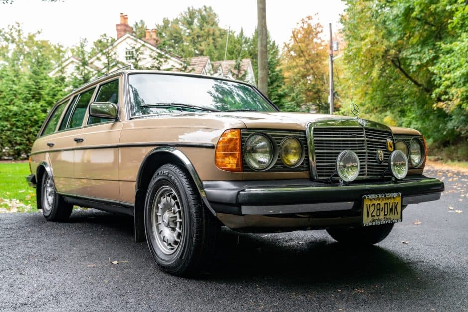 1983 Mercedes-Benz W123 sold for $9,111