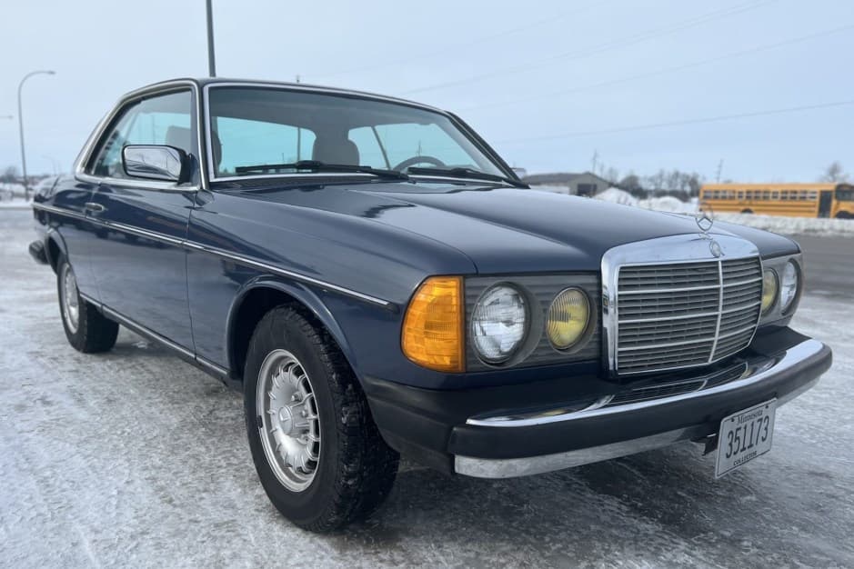 1984 Mercedes-Benz W123 sold for $5,769