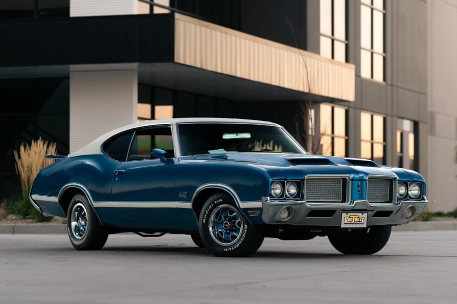 1972 Oldsmobile Cutlass sold for $27,600