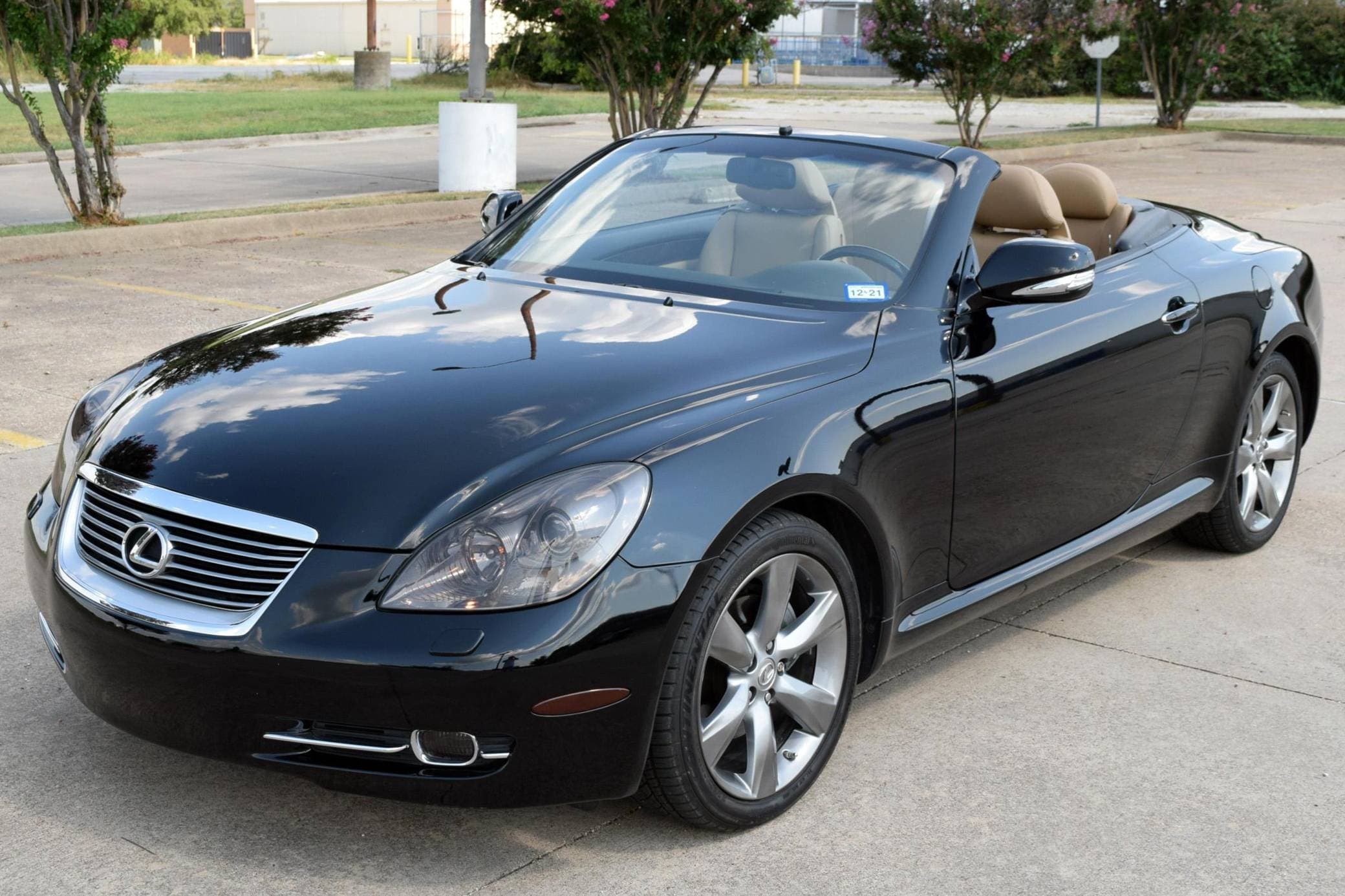 2010 Lexus SC sold for $30,800