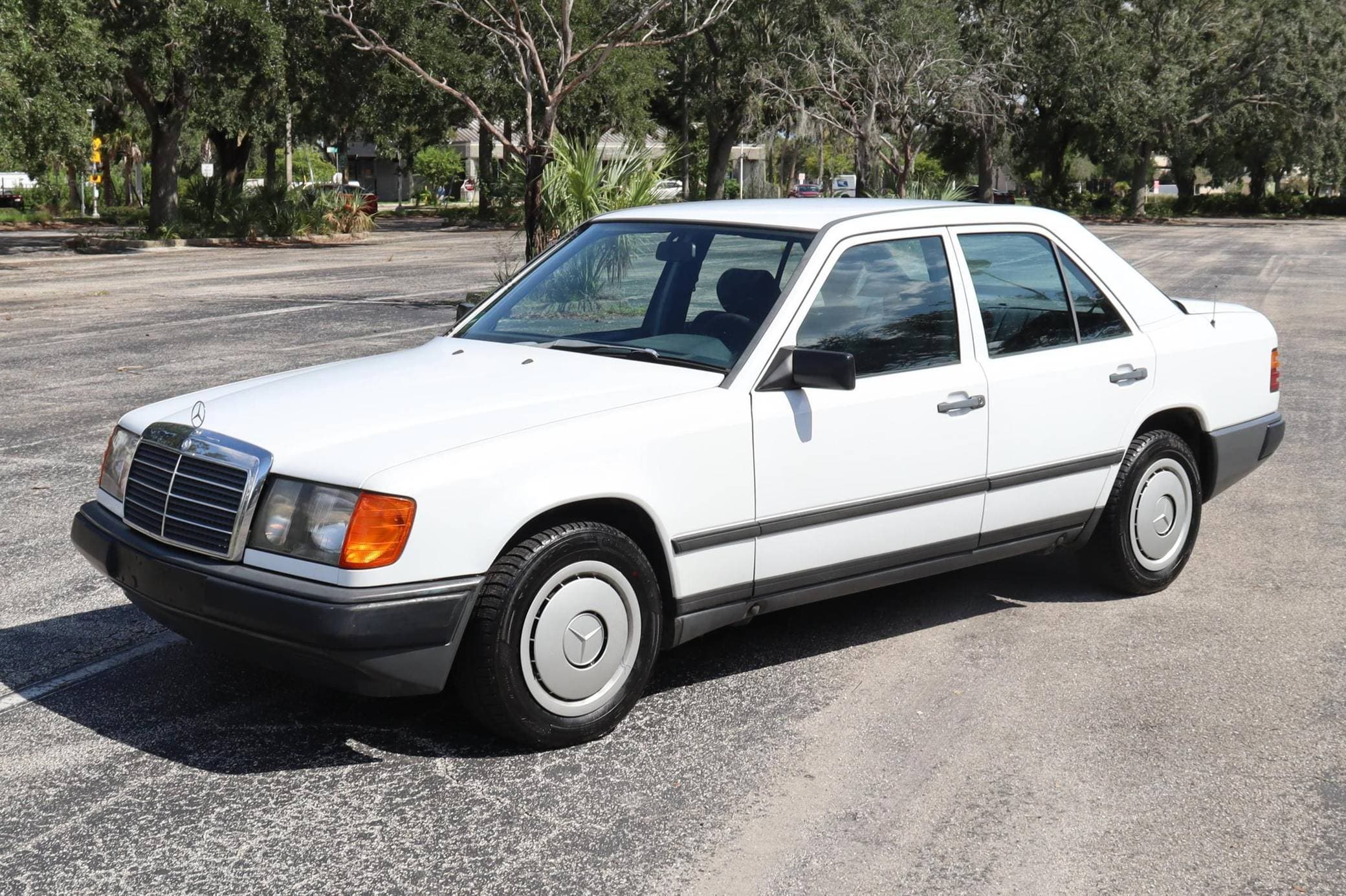 1986 Mercedes-Benz E-Class sold for $3,700