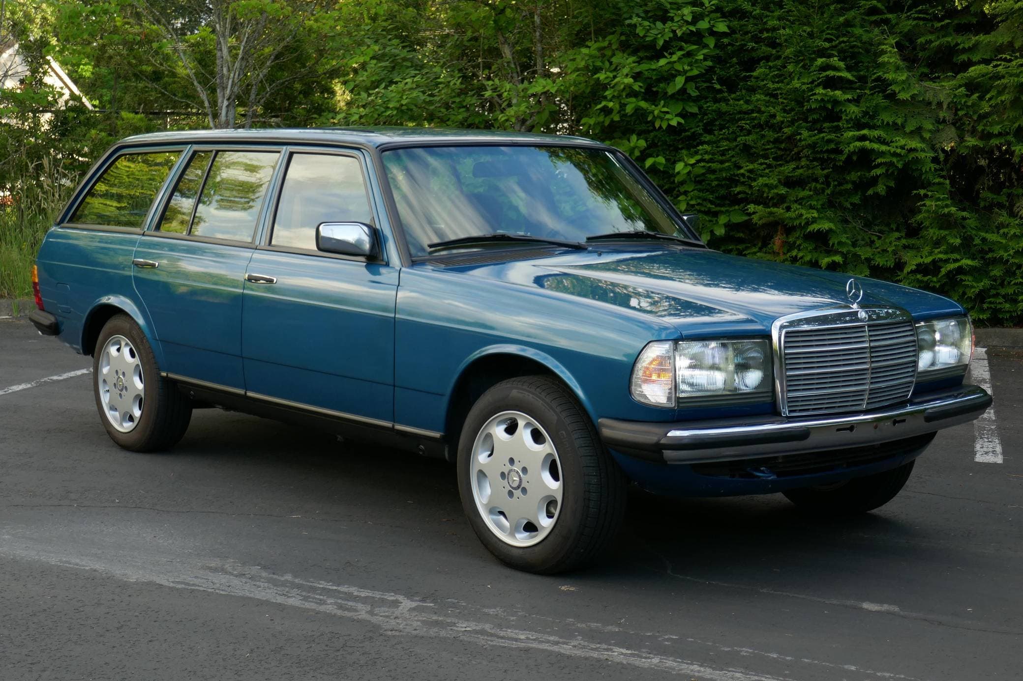 1983 Mercedes-Benz E-Class sold for $13,100