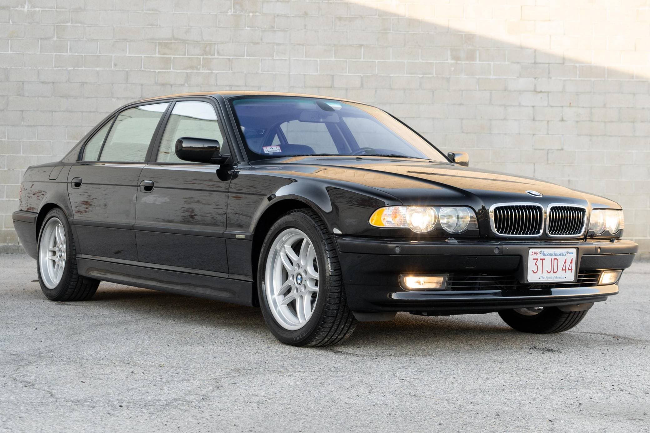 2001 BMW 7 Series sold for $18,000