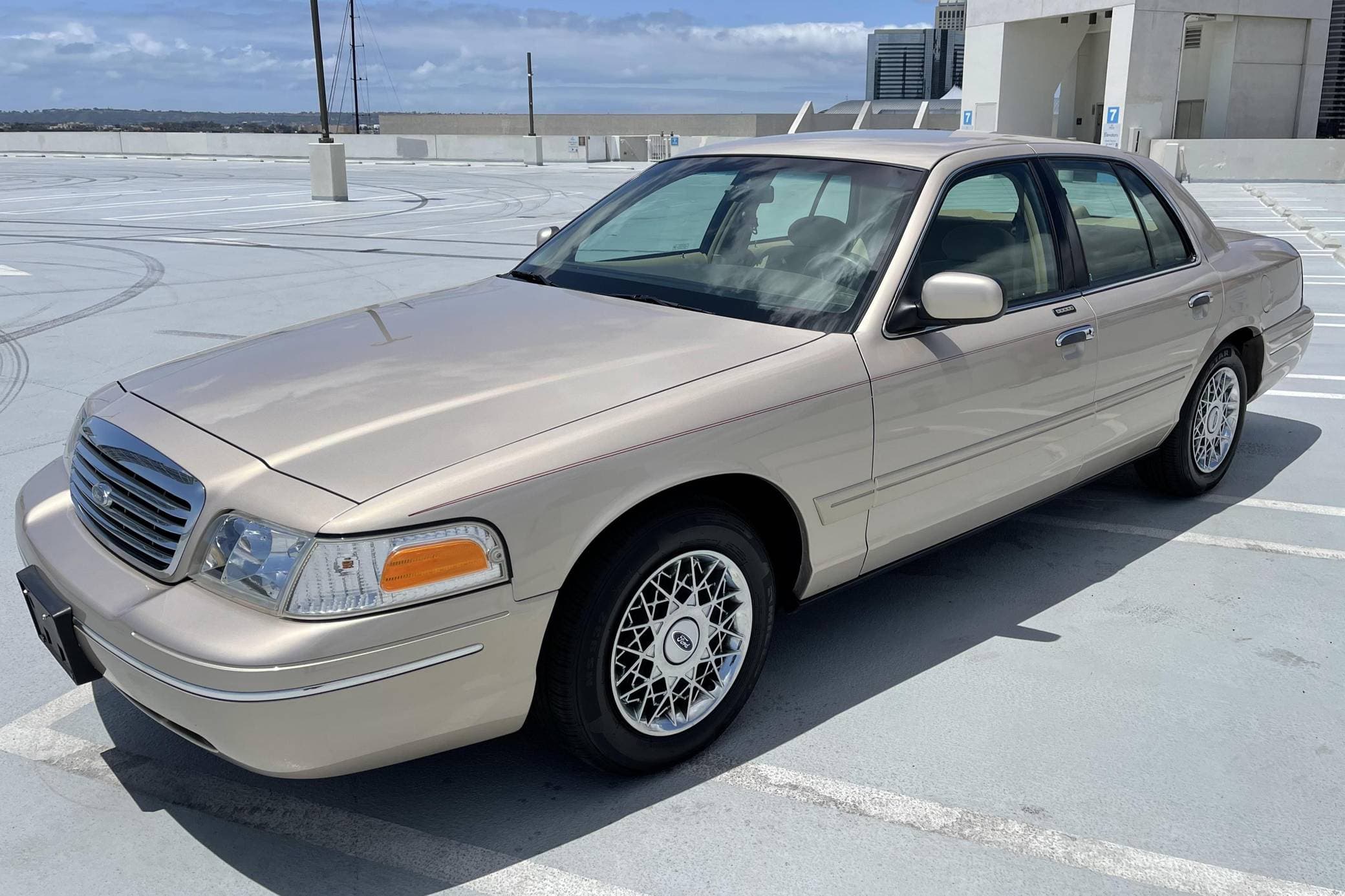 1998 Ford Crown Victoria sold for $9,500