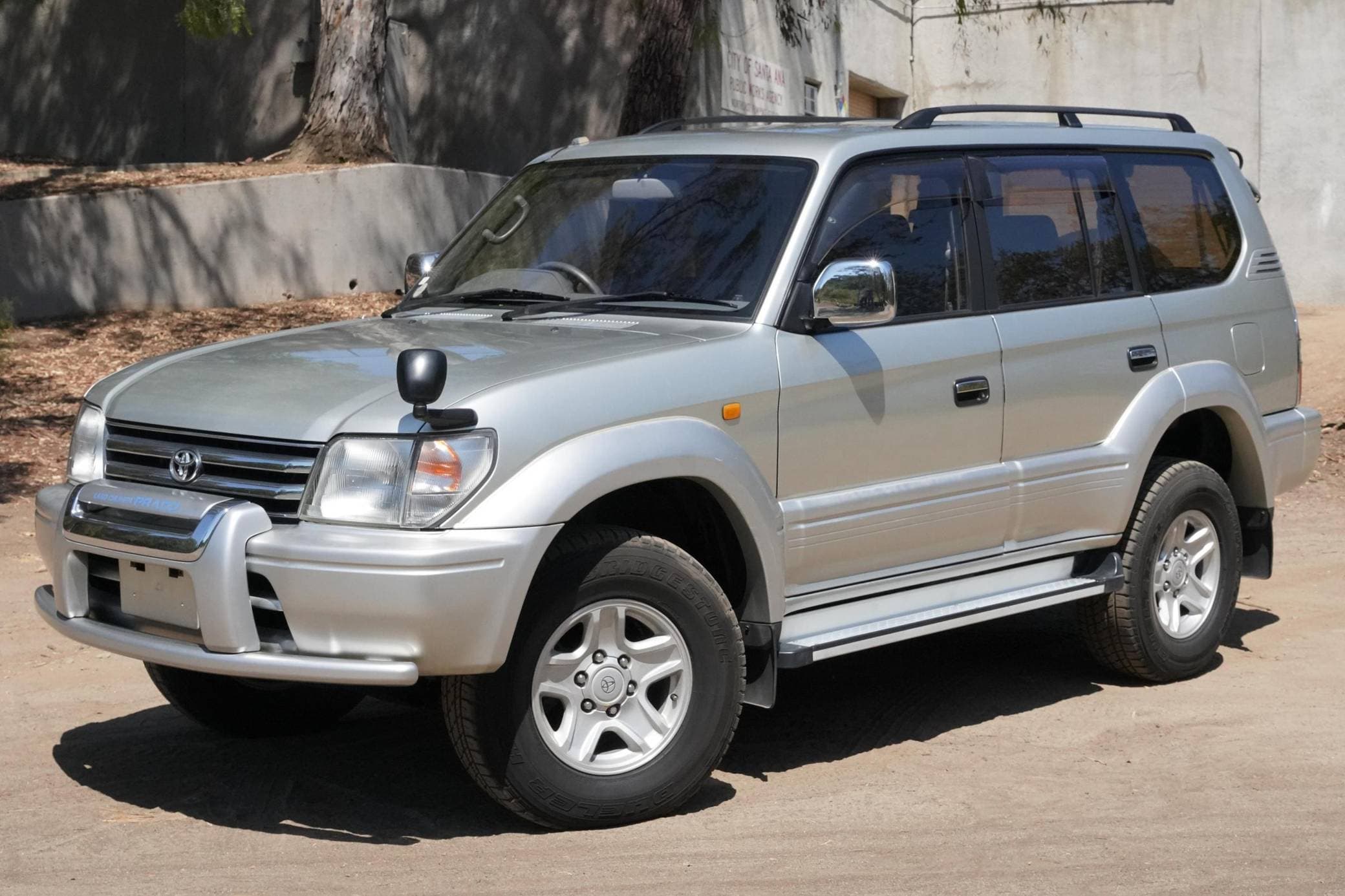 1999 Toyota Land Cruiser sold for $18,865