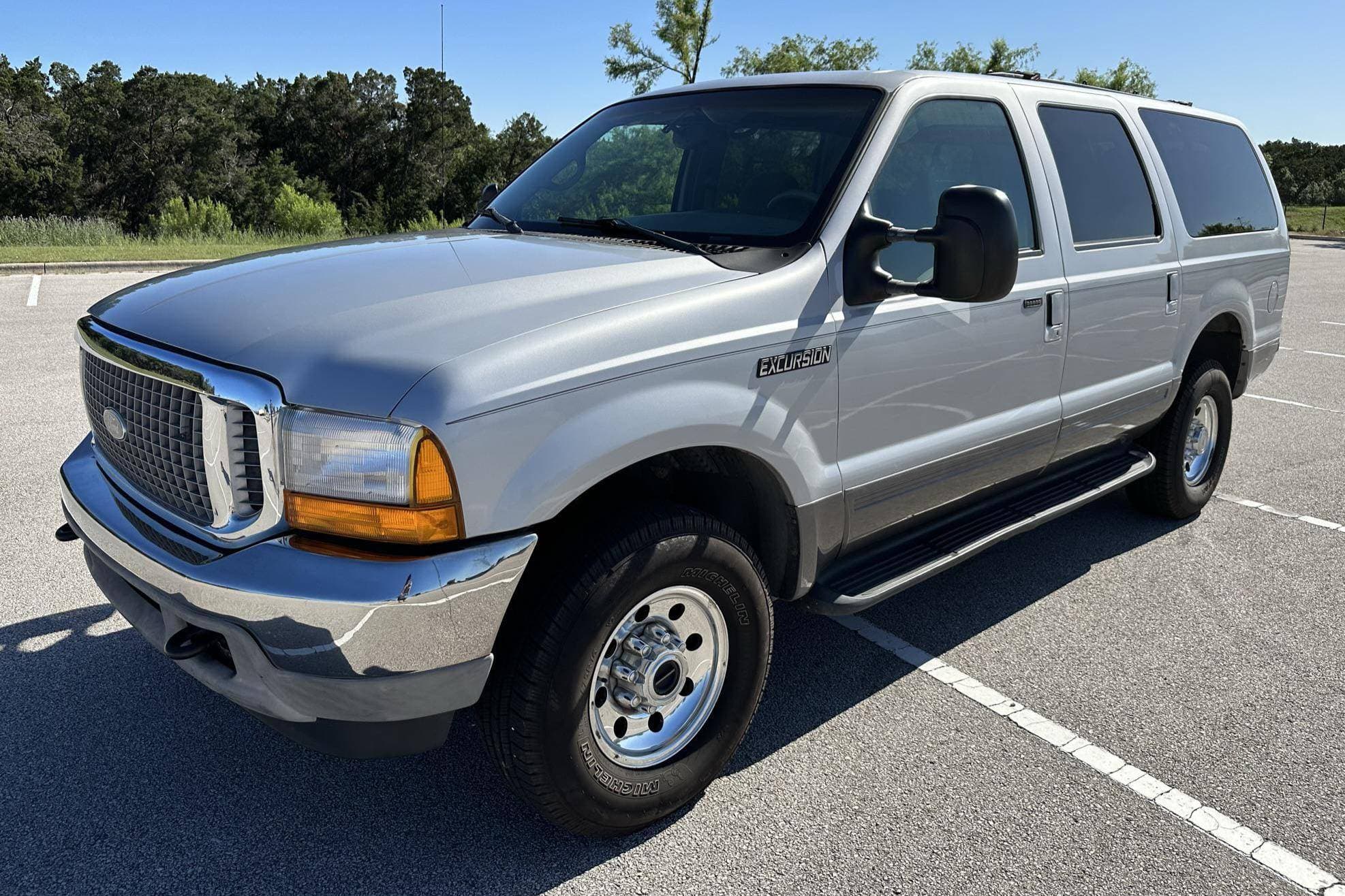 2001 Ford Excursion sold for $17,500