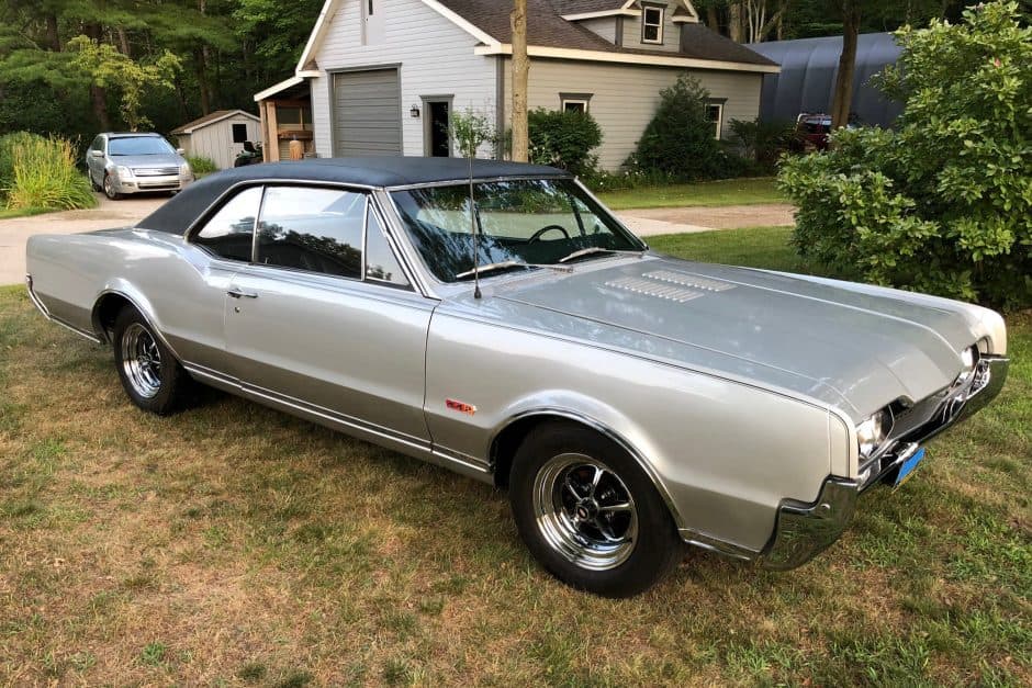 1967 Oldsmobile 442 sold for $10,500