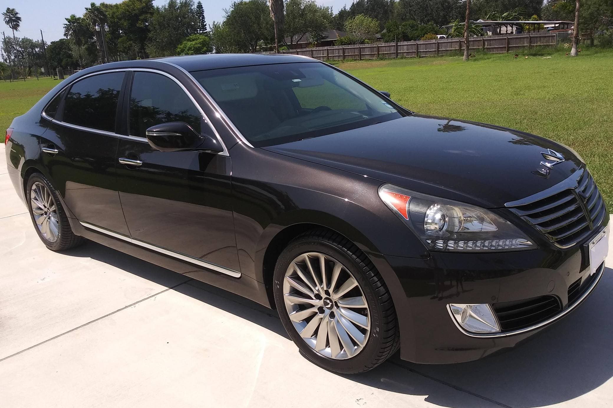 2014 Hyundai Equus sold for $17,800