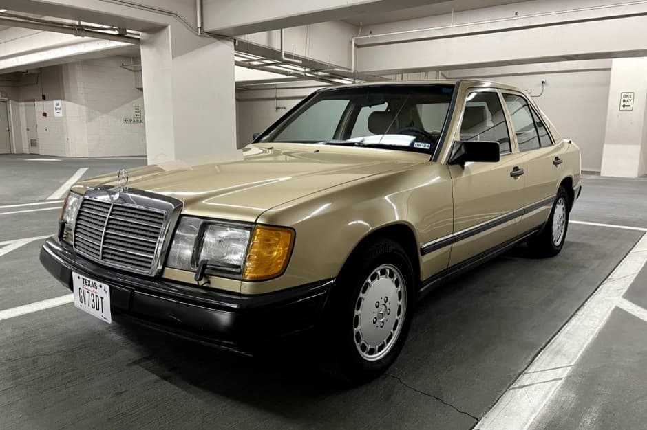 1986 Mercedes-Benz W124 E-Class sold for $6,600