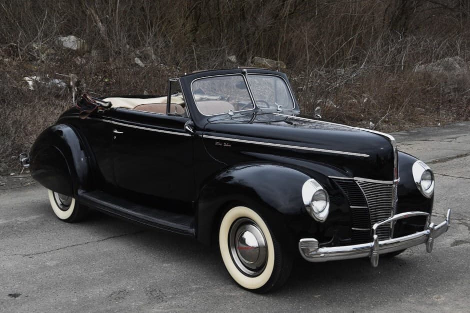 1940 Ford Standard, Deluxe, & Super Deluxe sold for $32,000