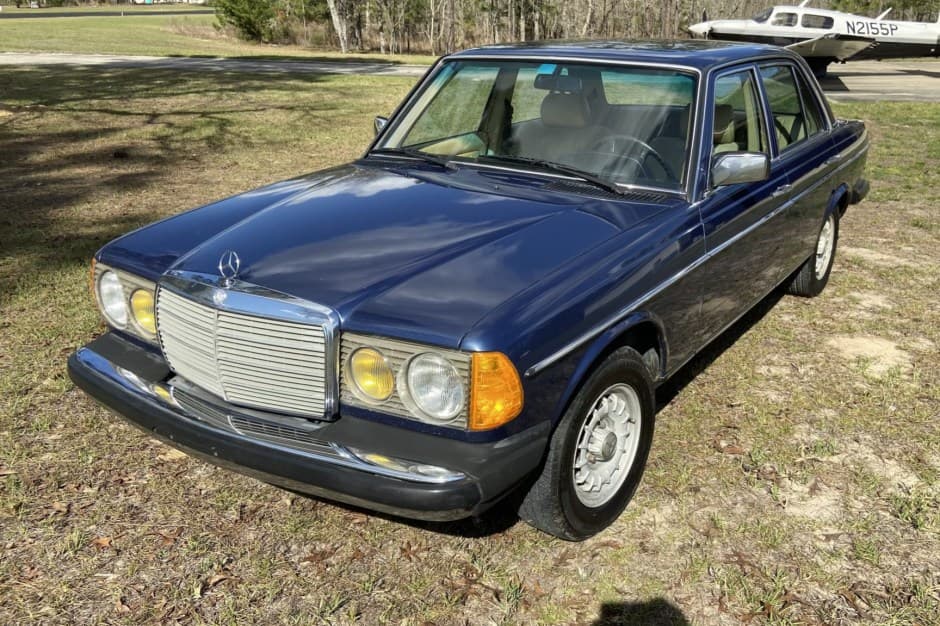 1985 Mercedes-Benz W123 sold for $11,750