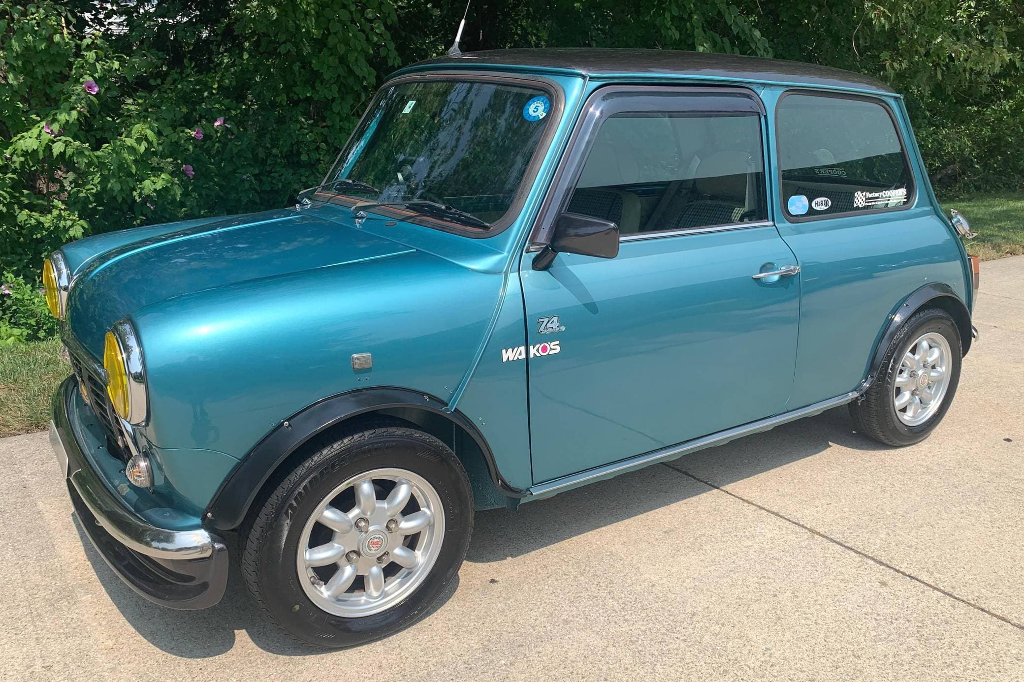 1997 MINI Classic Mini sold for $10,900