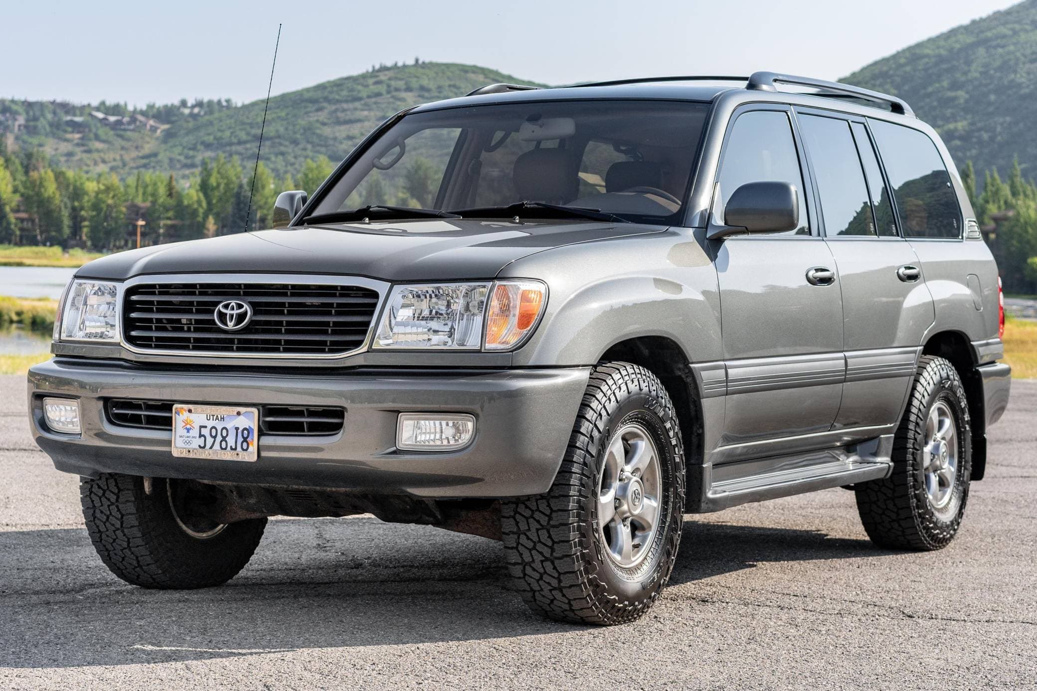 2002 Toyota Land Cruiser sold for $28,250