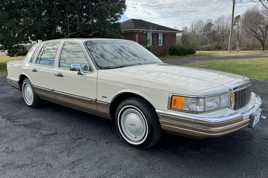 1990 Lincoln Town Car sold for $16,500