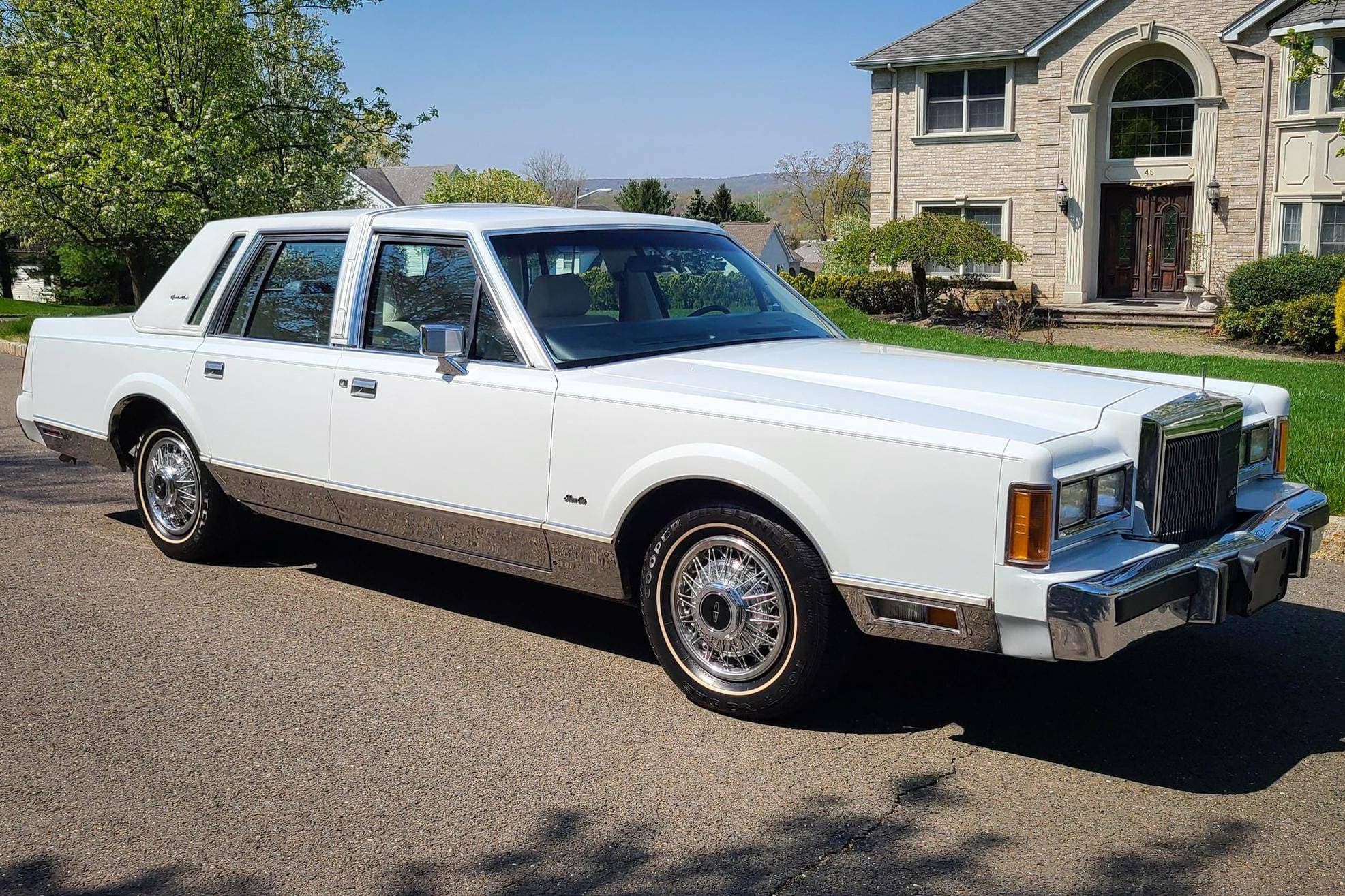 1989 Lincoln Town Car sold for $12,100