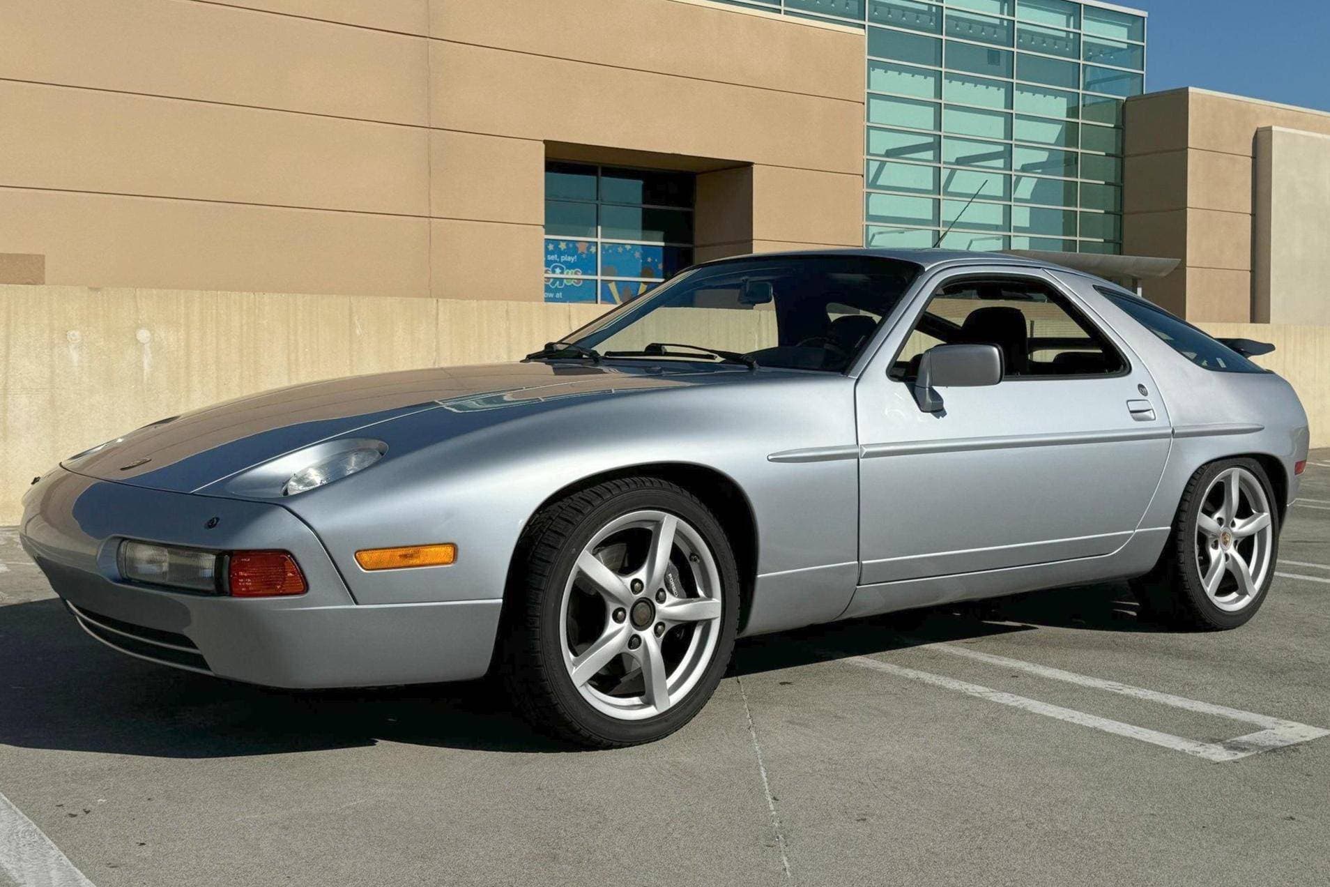 1991 Porsche 928 sold for $11,028