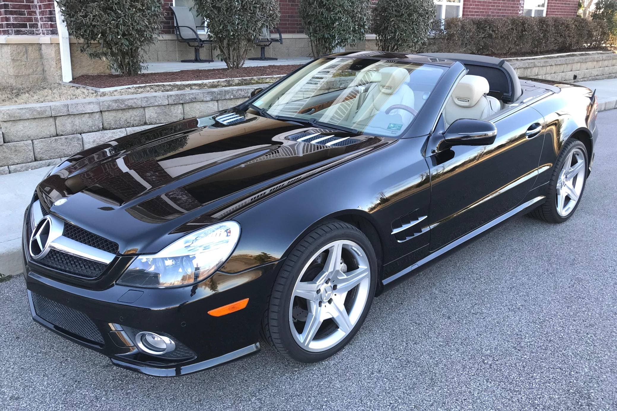 2009 Mercedes-Benz R230 SL sold for $12,612