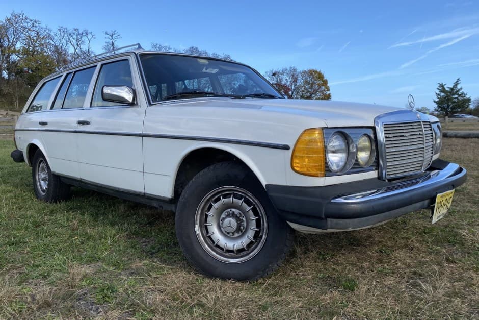 1982 Mercedes-Benz W123 sold for $11,250