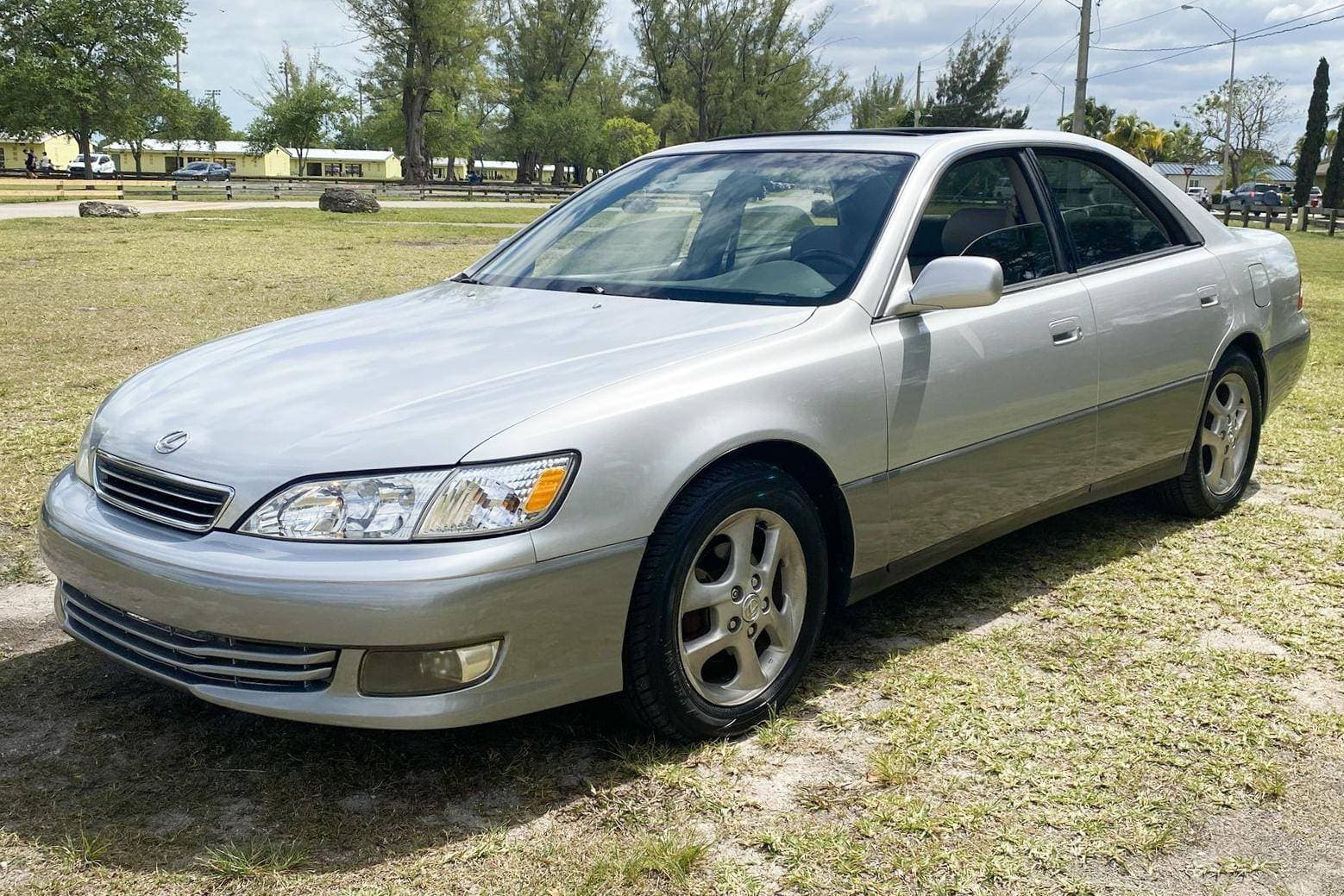 2001 Lexus ES sold for $6,650