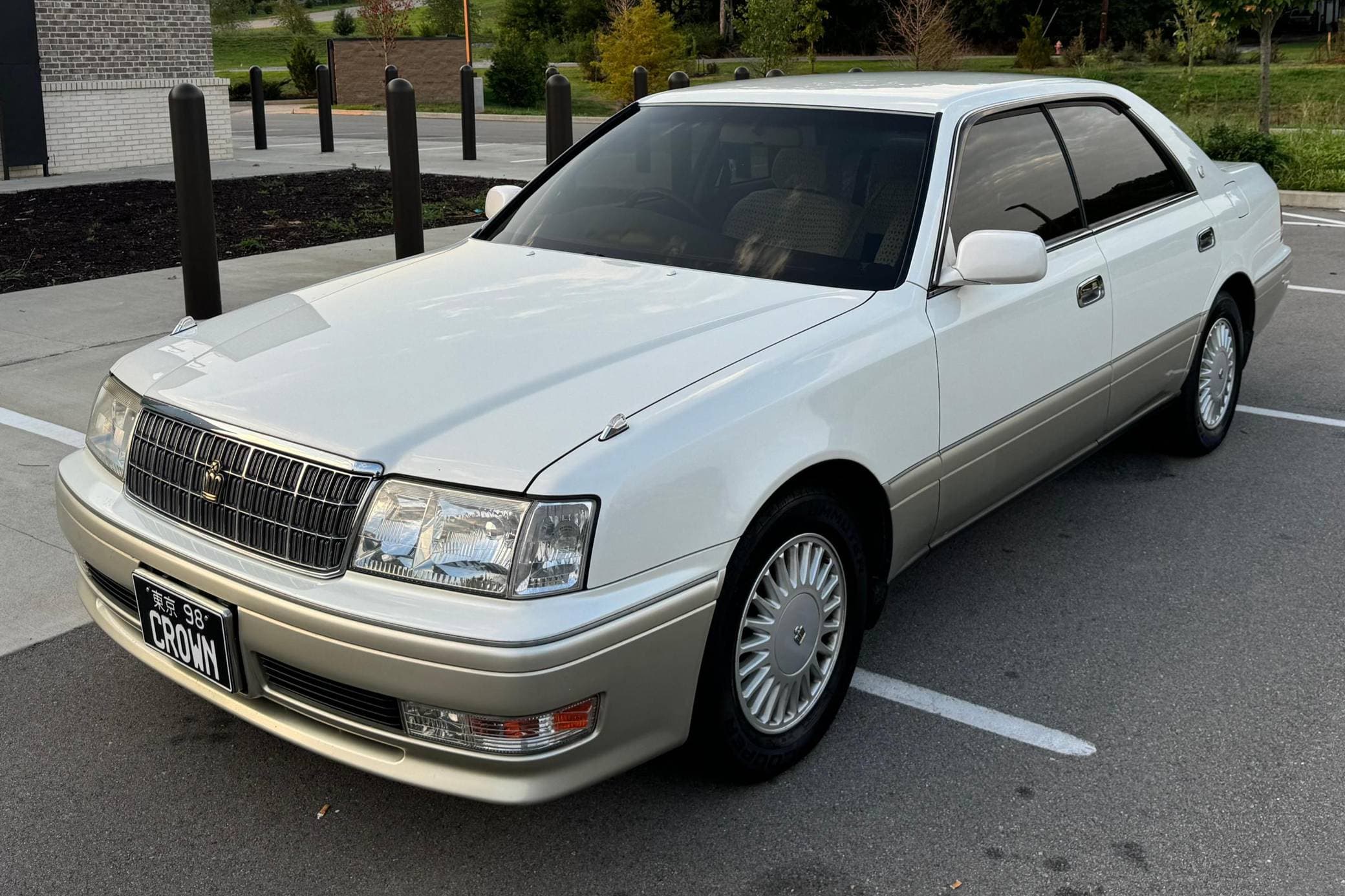 1998 Toyota Crown sold for $7,700