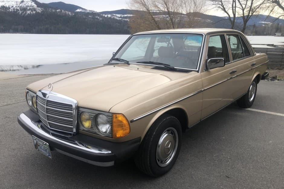 1981 Mercedes-Benz W123 sold for $11,000
