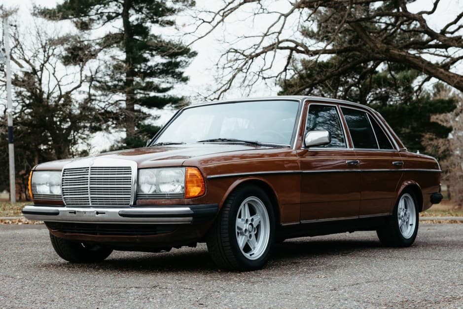 1983 Mercedes-Benz W123 sold for $6,700