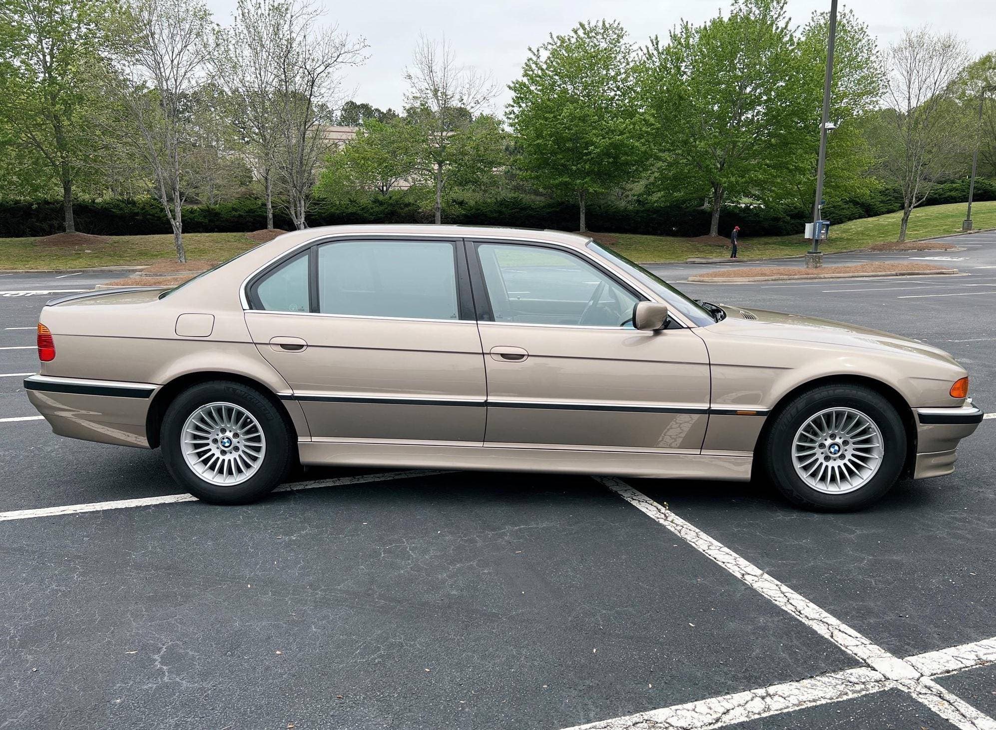 2000 BMW 7 Series sold for $8,600
